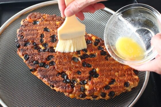 シュトーレンの裏側にバターを塗る