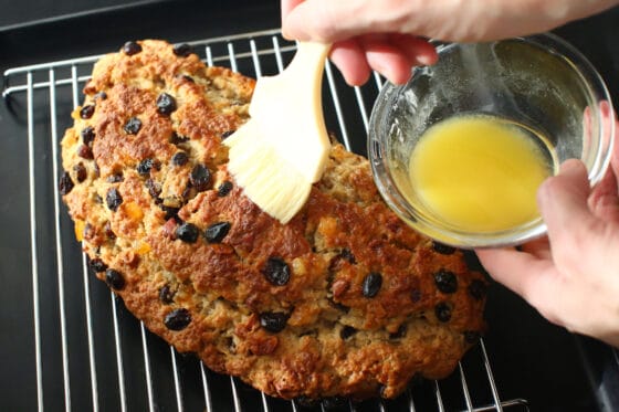 シュトーレンの上面にバターを塗る