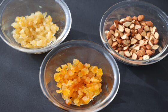オレンジピールとレモンピールとアーモンドを刻む