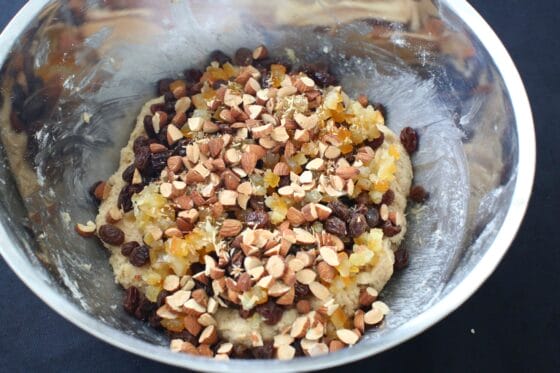 生地を広げてレーズンとピールとアーモンドを散らす