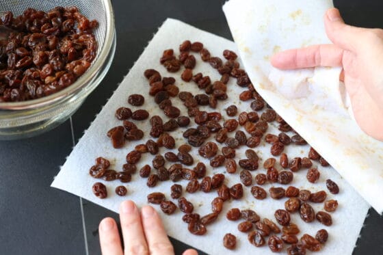 レーズンの水気を拭き取る