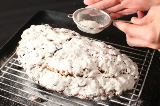 シュトーレンが冷めてからさらに粉砂糖をまぶす