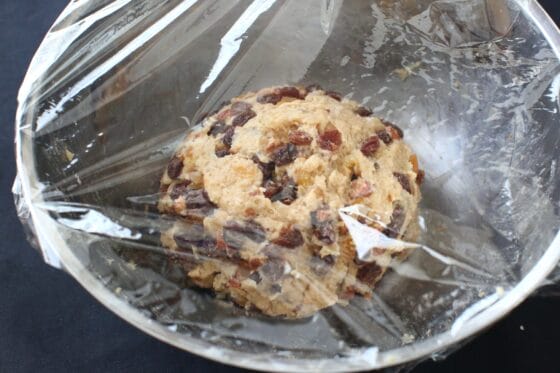 生地を丸めてラップをかぶせて一次発酵させる