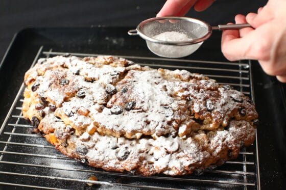 シュトーレンに薄く粉砂糖をまぶす