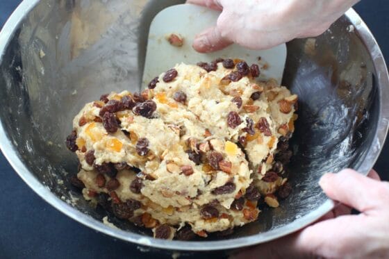 生地にレーズンとピールとアーモンドをなじませる