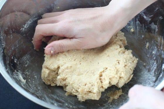 粉類にバターを加えてなじませる