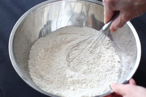 ボウルに粉類とスパイスとバニラオイルを入れて混ぜる