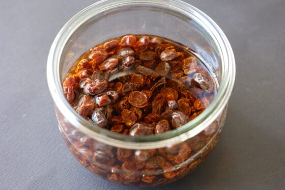 レーズンをラム酒に漬ける