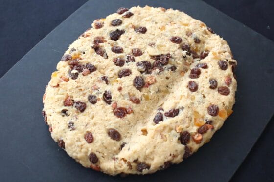 生地を楕円形に伸ばして手前側に溝を入れる