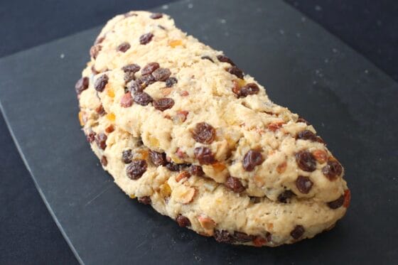 生地をかぶせてシュトーレンの形に整える