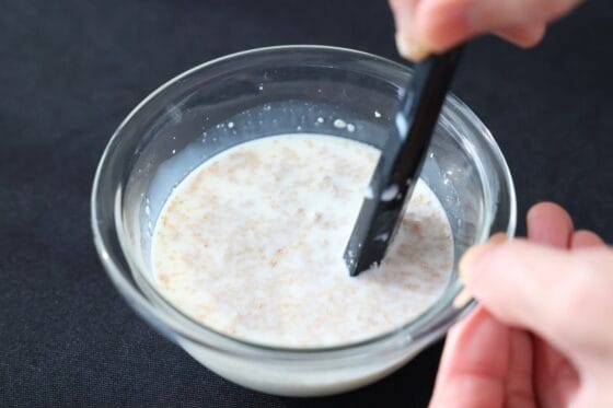 温かい牛乳にイーストを混ぜる
