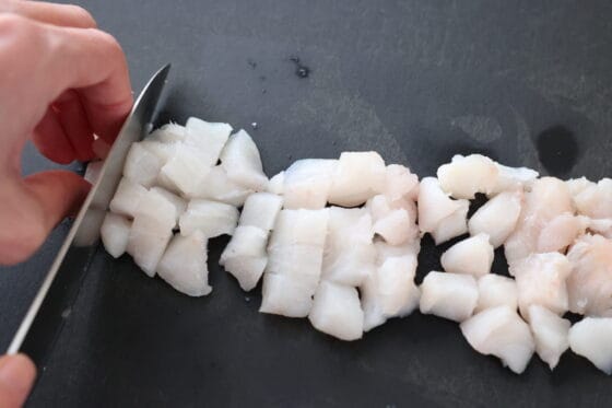 たら（白身魚）を切る