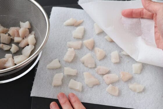 たら（白身魚）の水気を拭き取る