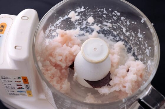 たら（白身魚）をすり身にする