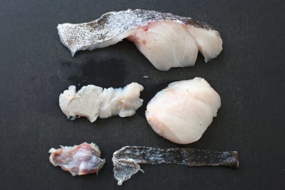 たらの皮と骨を取り除き、薄皮や血合いをそぎ取る