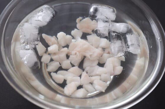 たら（白身魚）を氷水にくぐらせる