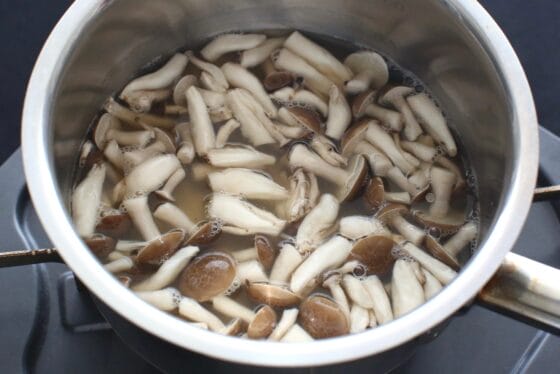 しめじを出汁で煮る