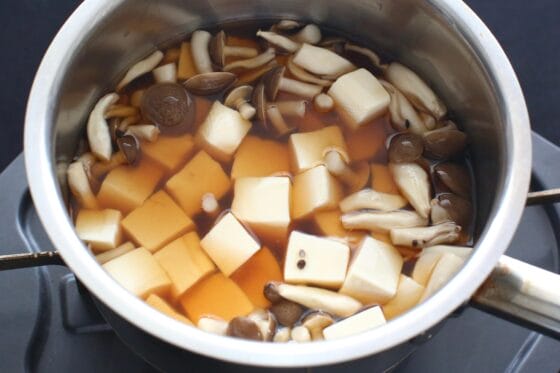 軽く味付けして豆腐を加えて温める