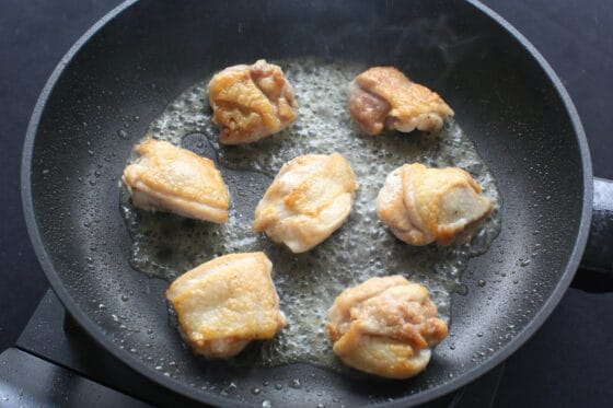 焼いた鶏肉に白ワインを加えてアルコール分を飛ばす