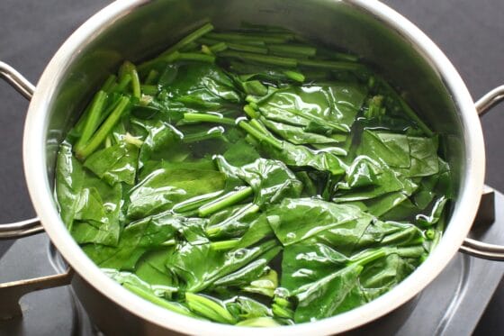 ほうれん草を茹でる