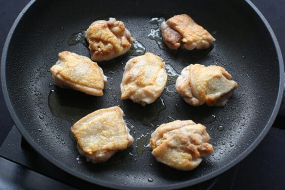 鶏もも肉を返してこんがりと焼く