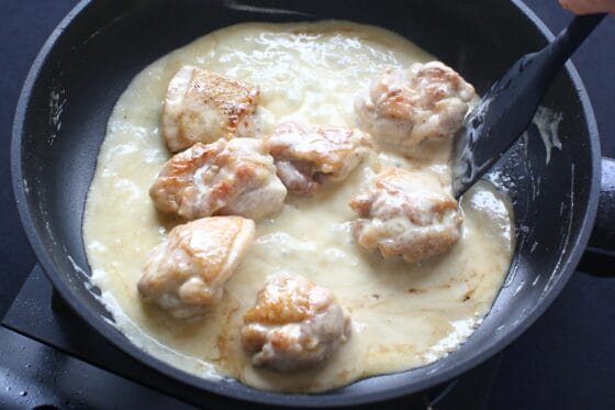 生クリームを加えて返しながら煮る