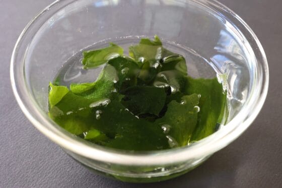 乾燥わかめを水で戻す