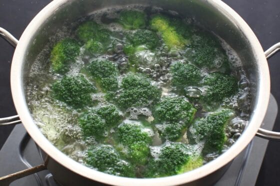 ブロッコリーを茹でる
