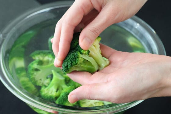 冷水に取ったブロッコリーを取り出し、手で軽く押して水気を切る