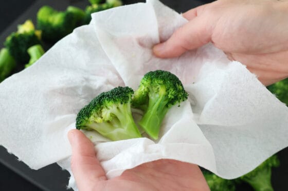 水気を切ったブロッコリーの水分をペーパーで拭き取る