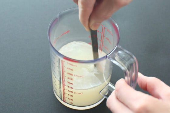 和風だしと水を計量カップで混ぜる