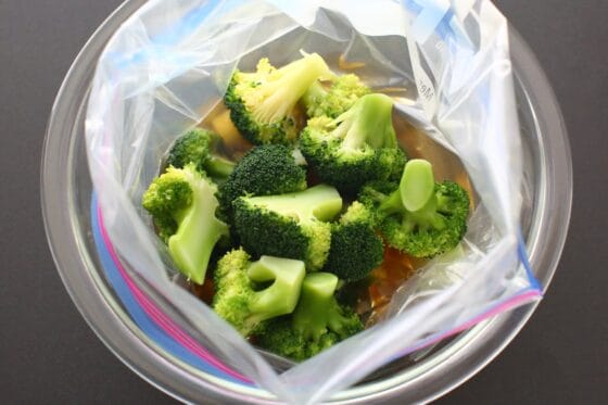 おひたしの浸し汁の材料を袋に入れてブロッコリーを加える