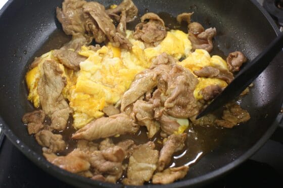 豚こまと卵を合わせて仕上げる