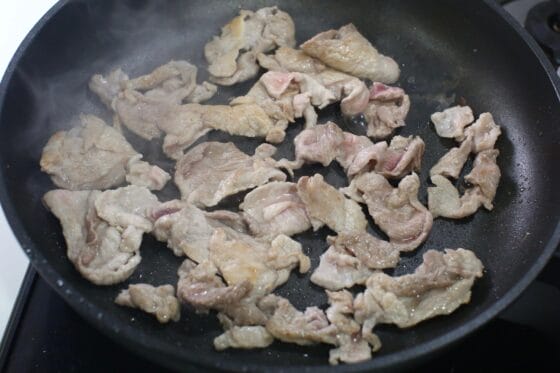 フライパンで豚こま切れ肉を焼く