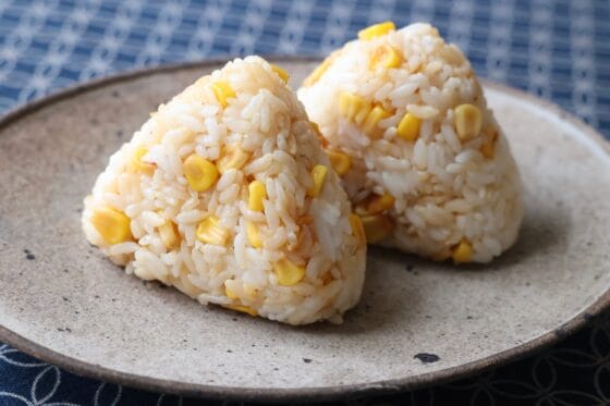 コーンおにぎりのレシピ｜バター醤油が香ばしい！焼きコーン仕立て