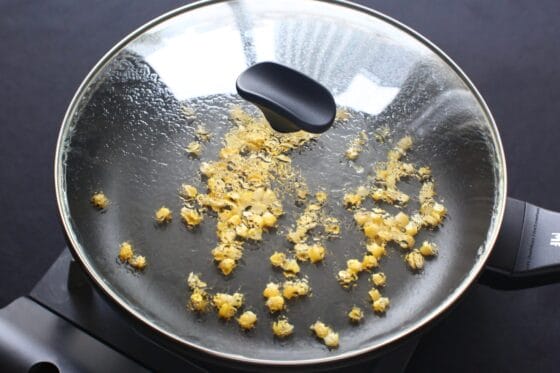 フライパンにコーンを広げてフタをして加熱する