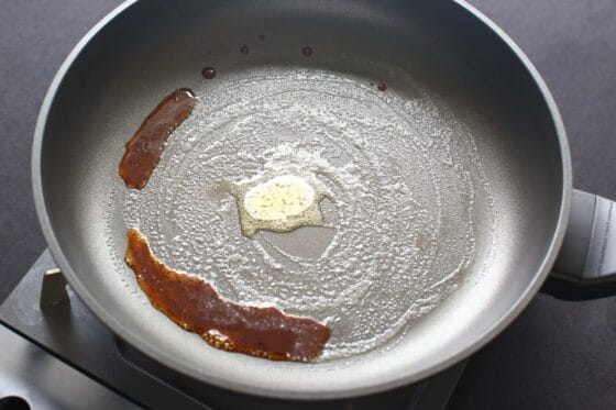 フライパンにバターを溶かして醤油をフチに回しかける