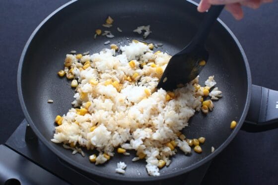 コーンとご飯を手早く混ぜる