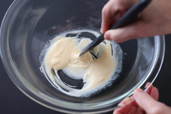 ボウルにマヨネーズ、酢、砂糖を入れて混ぜる