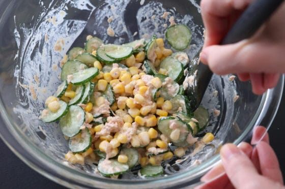 コーン、ツナ、きゅうりをドレッシングと和える