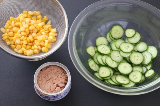 切ったきゅうりに塩をまぶし、コーンの水気を切り、ツナの油を切る