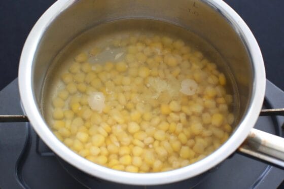 温まった鶏ガラスープにコーンと生姜と酒を加えて煮る