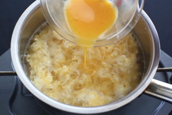 コーンスープに卵を細く回し入れる