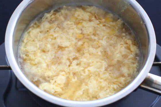 煮終えたコーンと卵の中華スープ