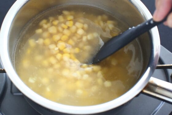 コーンスープに水溶き片栗粉でとろみをつける