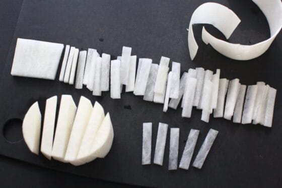 大根を皮をむいて短冊切りにする下ごしらえ