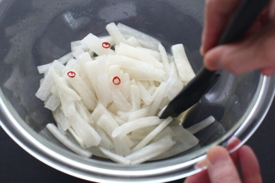 甘酢に大根を加えて全体を和える