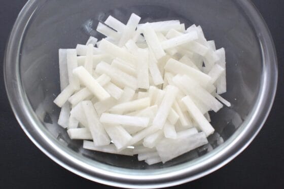 塩をふって大根をボウルで揉む