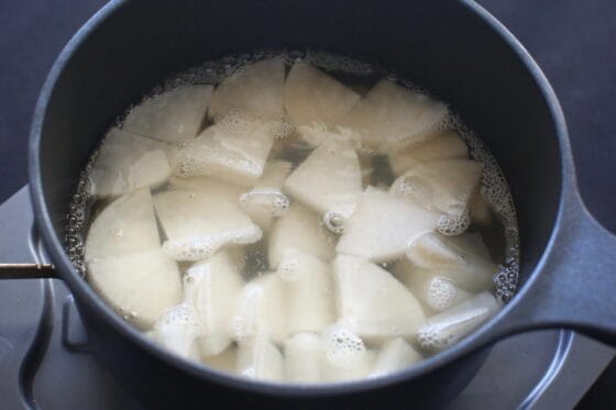 大根をだしで煮始める