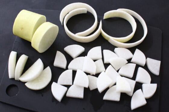 大根の皮を厚めに剥いて切る